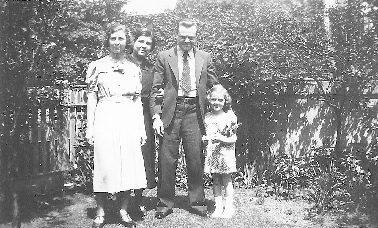 100 005 07 Mom, her parents & Aunt Jeanne